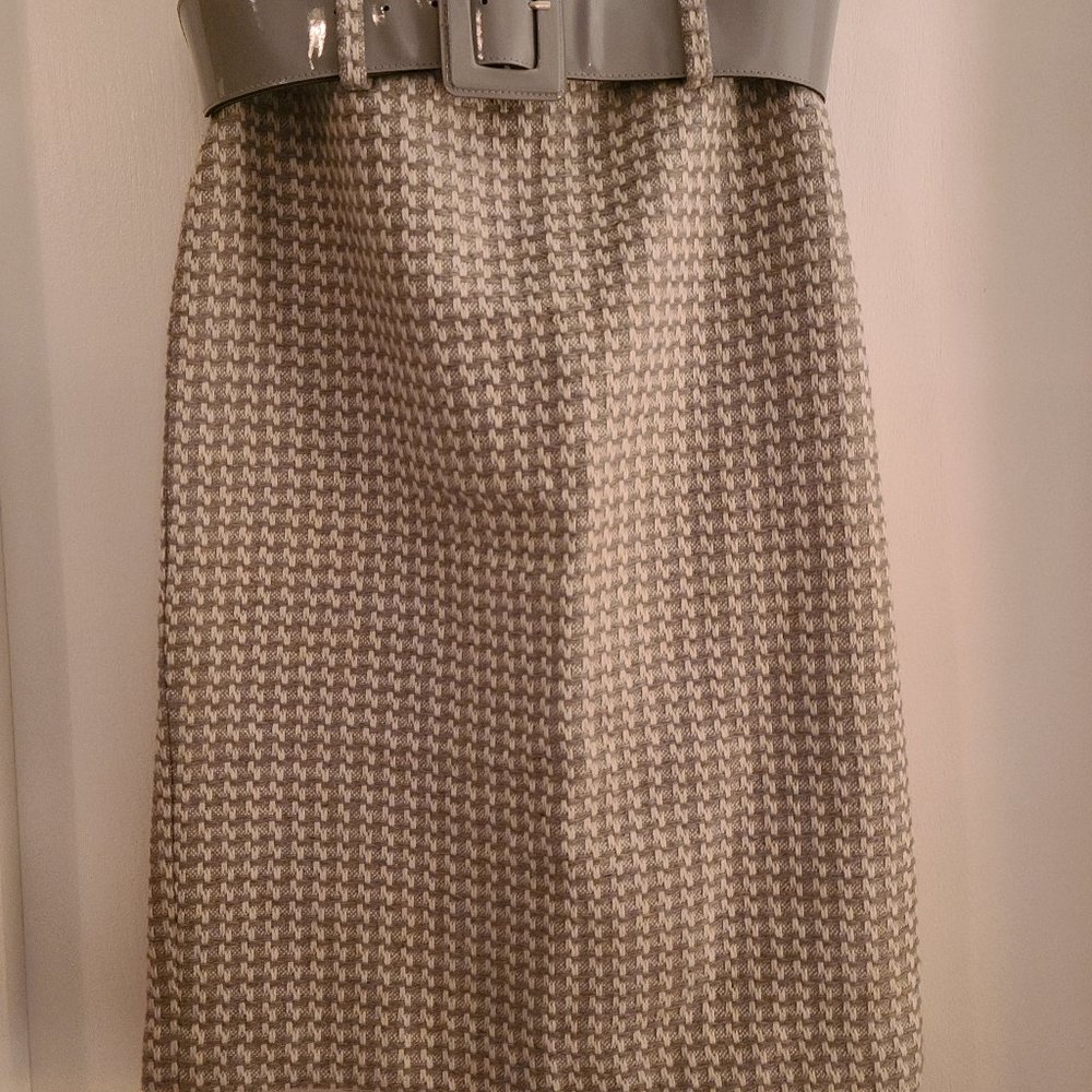 Anne Klein fitted skirt, gray and white with belt Size 6
